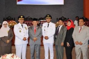 Bupati dan wakil Bupati Kuningan berfoto bersama usai sidang paripurna istimewa DPRD.
